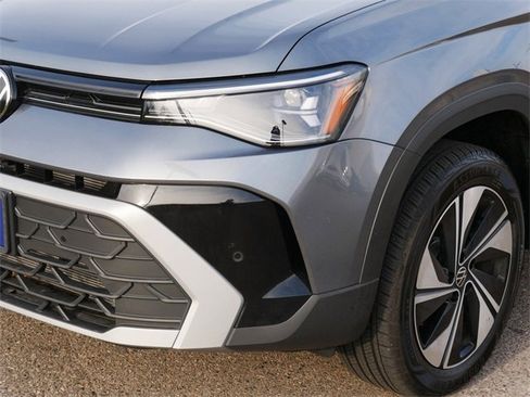 Certified 2025 Volkswagen Taos SE image 10