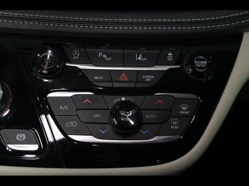 Used 2023 Chrysler Pacifica Touring-L image 25