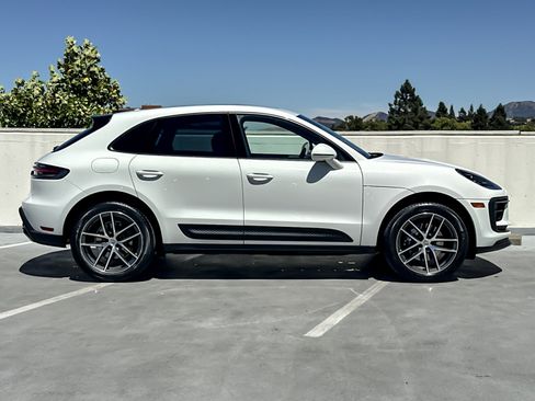 Certified 2024 Porsche Macan AWD/4WD image 9