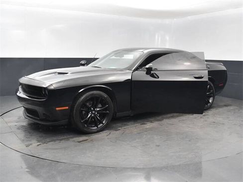 Used 2017 Dodge Challenger SXT w/ Blacktop Package image 25