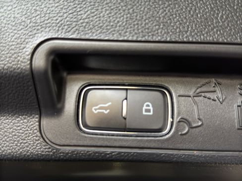 Used 2022 Ford Explorer XLT w/ Equipment Group 202A AWD/4WD image 21