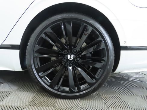 Used 2025 Bentley Flying Spur Plug-In Hybrid image 32