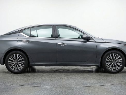 Used 2025 Nissan Altima 2.5 SV FWD image 11