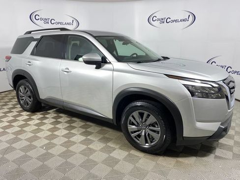 Used 2025 Nissan Pathfinder SV FWD image 9