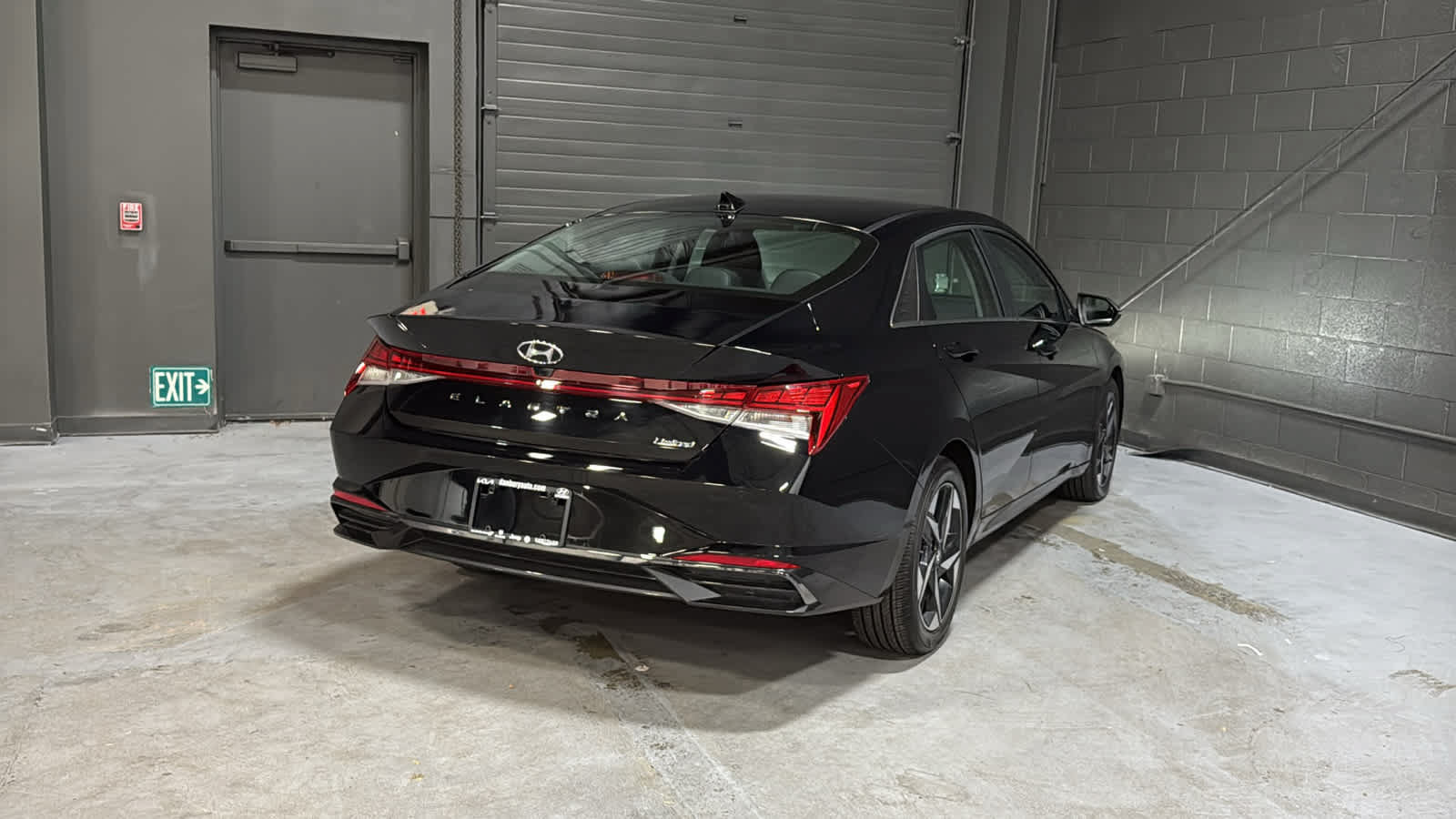 Used 2023 Hyundai Elantra Limited w/ Cargo Package FWD image 4