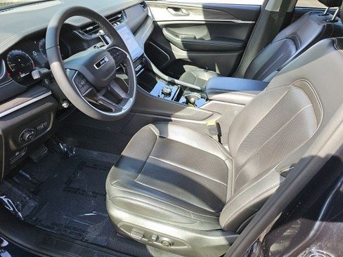 Used 2023 Jeep Grand Cherokee Limited w/ Luxury Tech Group II image 19