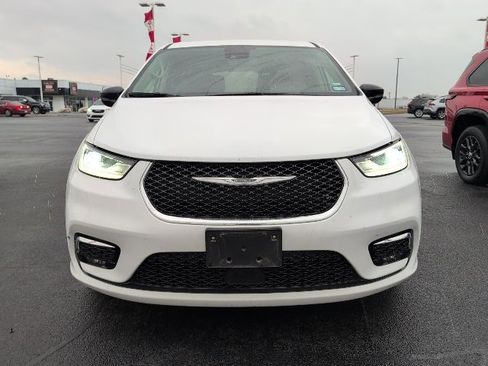 Used 2024 Chrysler Pacifica Touring-L image 3