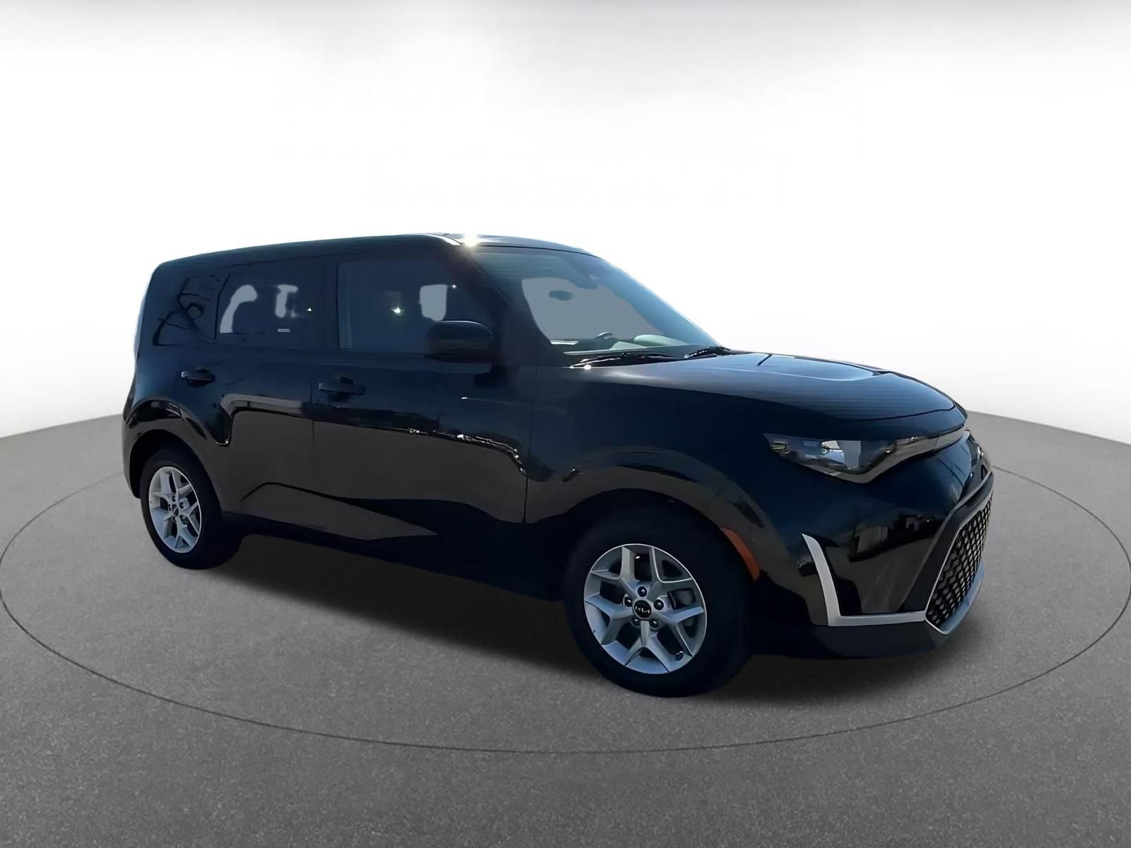 Used 2025 Kia Soul LX w/ LX Technology Package FWD image 2