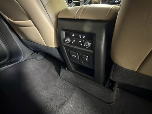Used 2023 Chevrolet Traverse Premier image 31