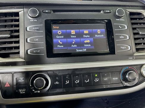 Used 2017 Toyota Highlander LE image 20