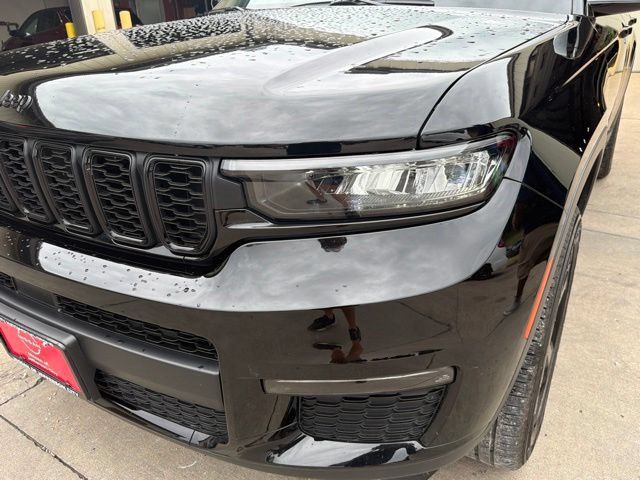 Used 2025 Jeep Grand Cherokee L Limited w/ Black Appearance Package AWD/4WD image 12