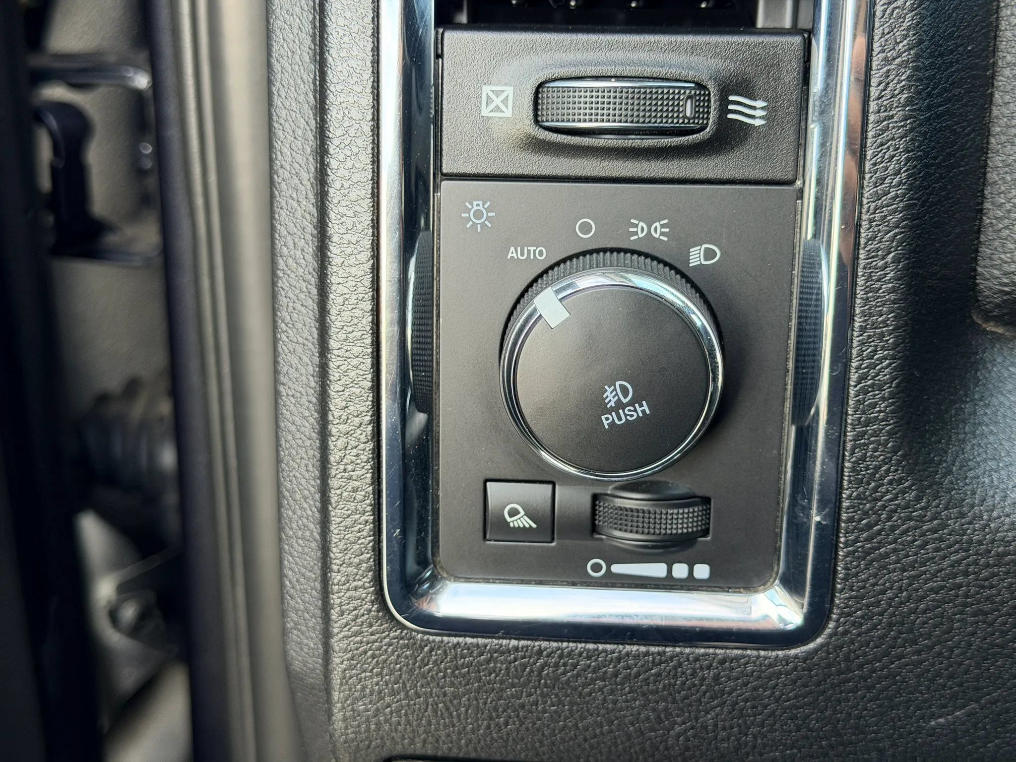 Used 2018 RAM 1500 Laramie w/ Convenience Group AWD/4WD image 29