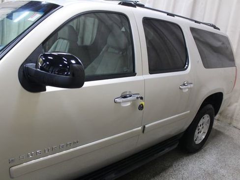Used 2007 Chevrolet Suburban LT w/ LT Preferred Equipment Group image 7