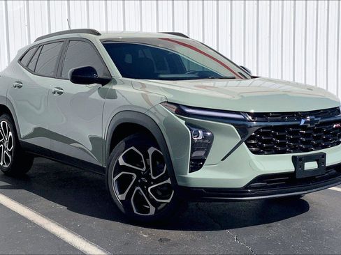 Used 2024 Chevrolet Trax RS w/ Driver Confidence Package image 2