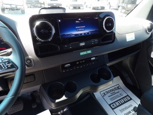 Used 2025 Mercedes-Benz Sprinter 2500 image 23