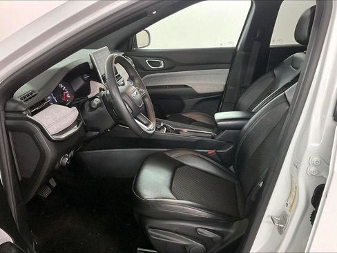 Used 2024 Jeep Compass Latitude image 17