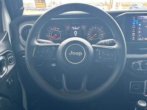 Used 2025 Jeep Gladiator Sport AWD/4WD image 14