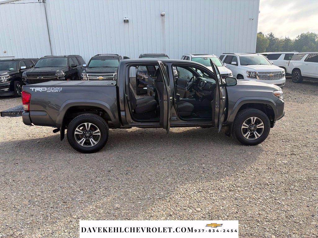 Used 2016 Toyota Tacoma TRD Sport AWD/4WD image 35