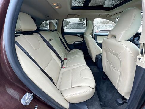 Used 2016 Volvo XC60 T6 w/ Proximity Package image 29