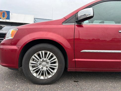 Used 2016 Chrysler Town & Country Touring-L FWD image 23