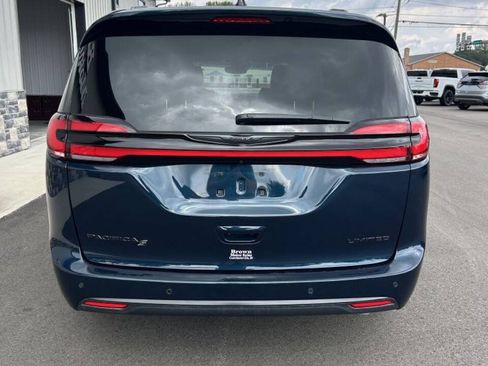 Used 2025 Chrysler Pacifica Limited FWD image 4