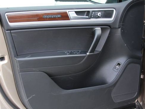 Used 2016 Volkswagen Touareg Sport image 18