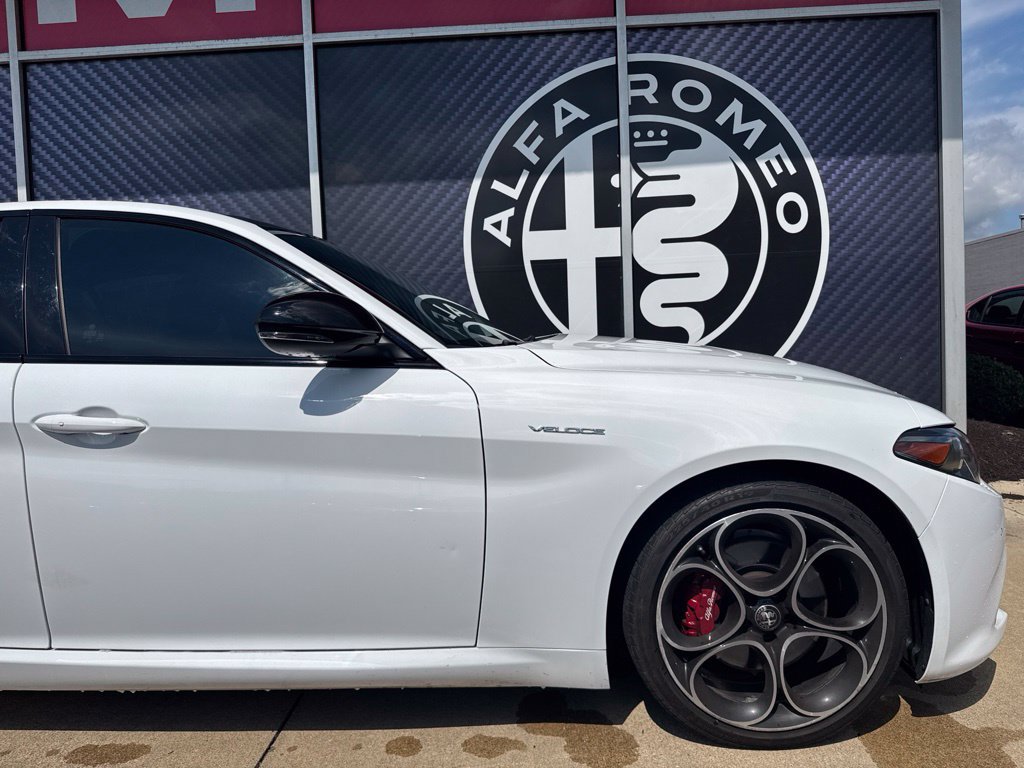 Used 2022 Alfa Romeo Giulia Veloce AWD/4WD image 3