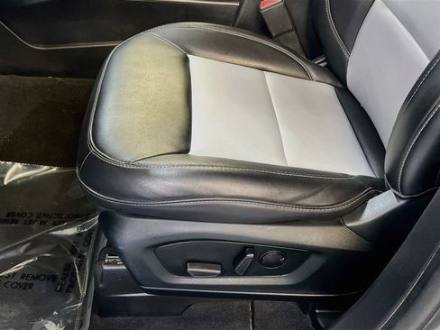 Used 2022 Ford Explorer XLT w/ Equipment Group 202A RWD image 19