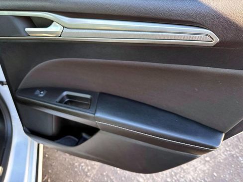 Used 2019 Ford Fusion SE image 12