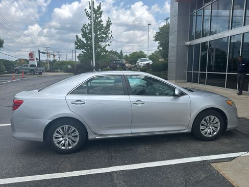 Used 2013 Toyota Camry LE FWD image 3