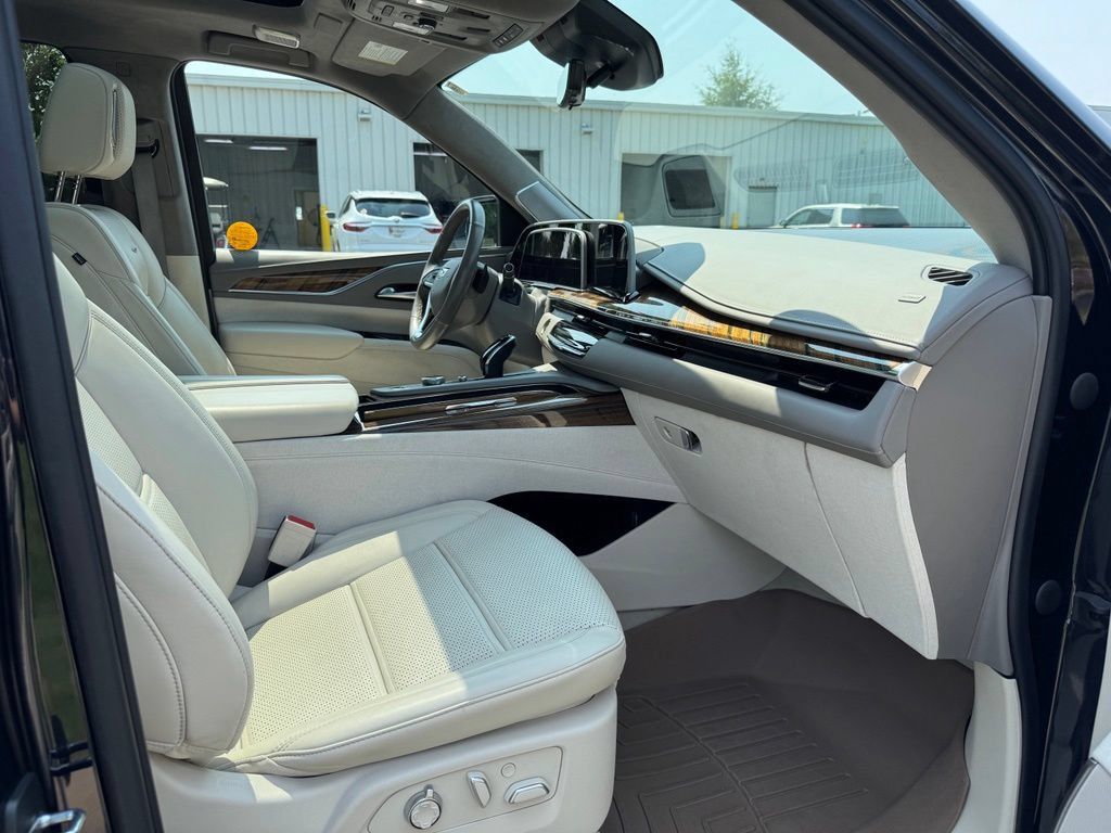 Certified 2023 Cadillac Escalade Premium Luxury Platinum w/ Heavy-Duty Trailer Package AWD/4WD image 33