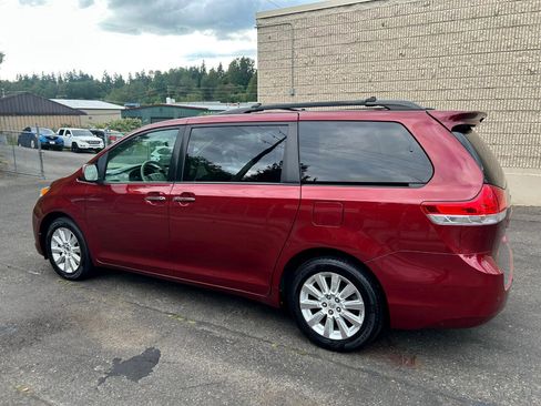 Used 2013 Toyota Sienna XLE image 7