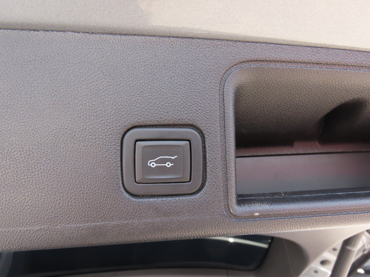 Used 2024 GMC Terrain SLE w/ Driver Convenience Package FWD image 15