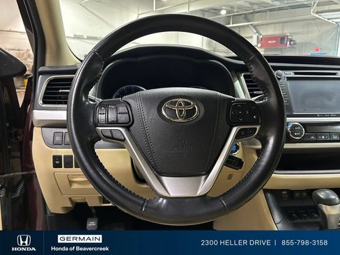 Used 2019 Toyota Highlander XLE AWD/4WD image 16