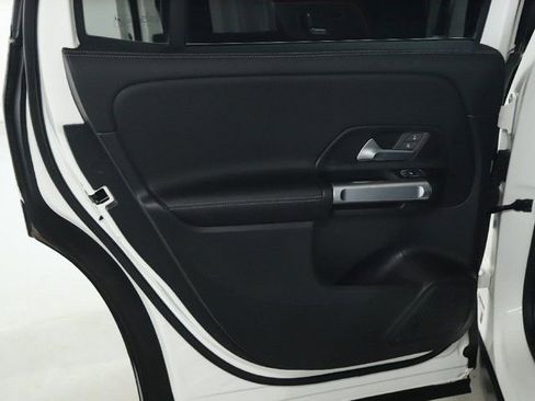 Used 2022 Mercedes-Benz GLB 250 4MATIC image 13