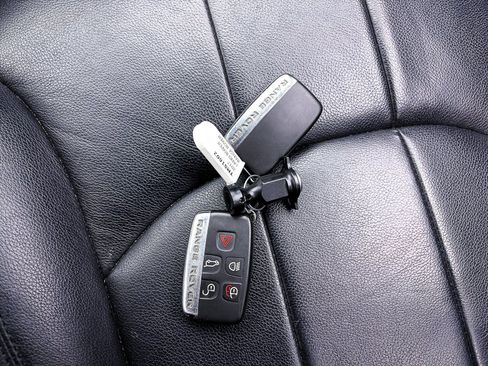 Used 2017 Land Rover Range Rover Evoque SE Premium image 32