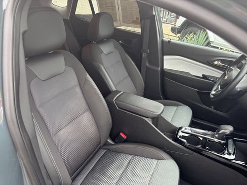 Used 2025 Chevrolet Trax LT w/ LT Convenience Package FWD image 35