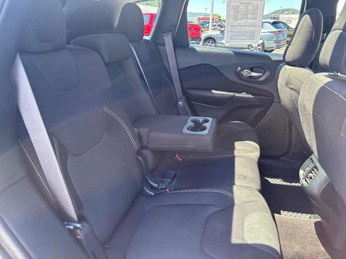 Used 2016 Jeep Cherokee Latitude w/ Comfort/Convenience Group AWD/4WD image 28