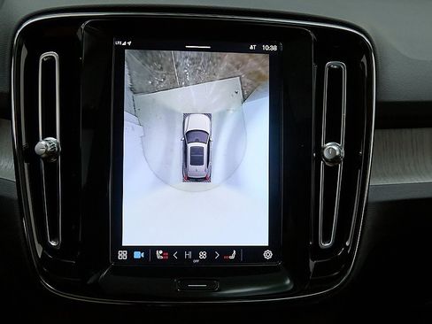 Certified 2023 Volvo XC40 B5 Plus w/ Driver Assist Package image 28