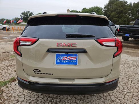 Used 2023 GMC Terrain SLE w/ Driver Convenience Package FWD image 9