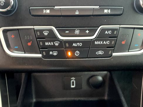 Used 2017 Ford Fusion SE w/ Fusion SE Technology Package image 22