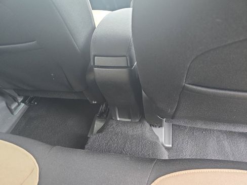 Used 2015 Jeep Renegade Latitude w/ Cold Weather Group II FWD image 13