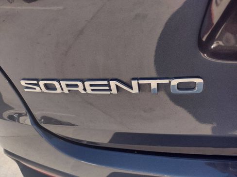 Used 2017 Kia Sorento LX w/ LX Convenience Package image 9