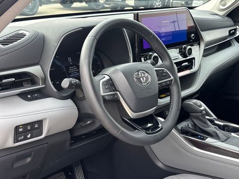 Used 2025 Toyota Highlander Limited image 8