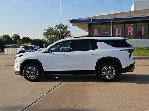 Used 2024 Chevrolet Traverse LT FWD image 9