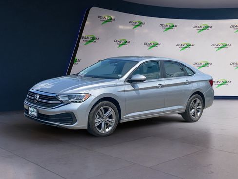 Used 2022 Volkswagen Jetta SE image 2