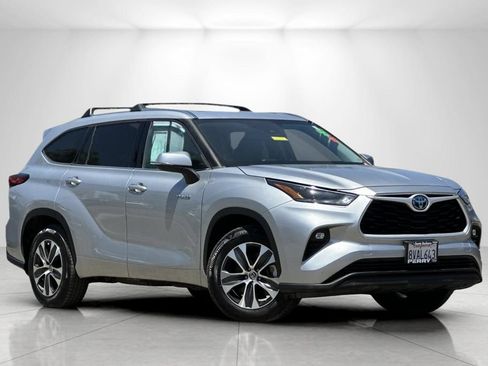Used 2021 Toyota Highlander XLE FWD image 1