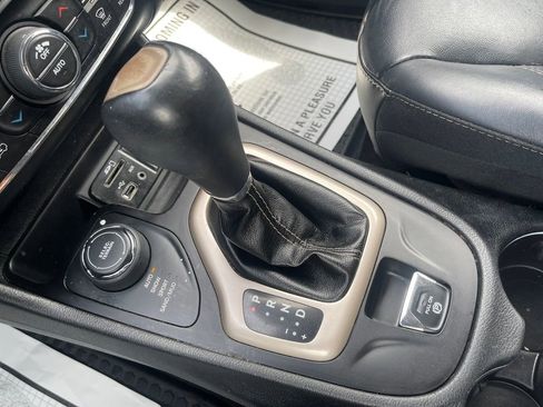 Used 2018 Jeep Cherokee Limited AWD/4WD image 27