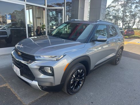 Used 2023 Chevrolet TrailBlazer LT w/ Convenience Package image 2