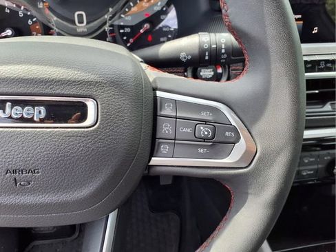 Used 2025 Jeep Compass Trailhawk AWD/4WD image 17